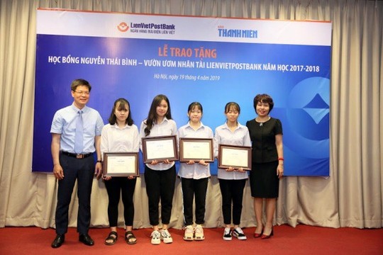 LienVietPostBank trao 143 suất học bổng cho sinh viên - Ảnh 2.