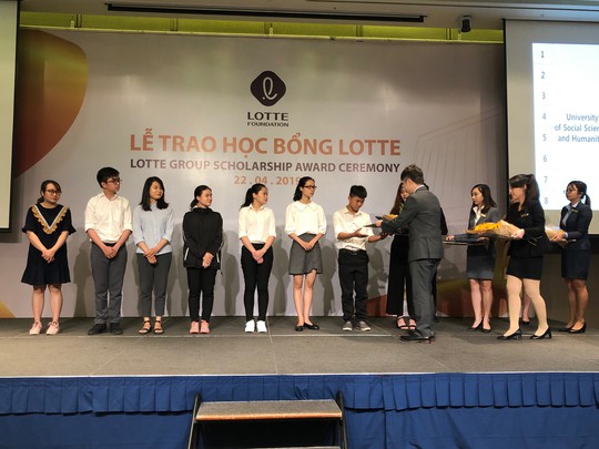 LOTTE trao 21.600 USD học bổng cho 54 sinh viên TP HCM - Ảnh 1.