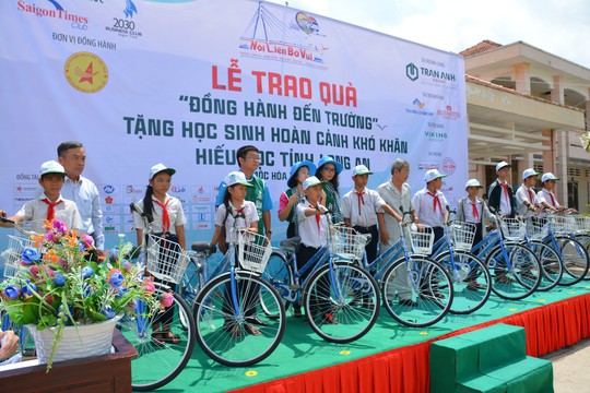 Hành trình Caravan thiện nguyện 2030 năm 2019:Tặng quà, khám bệnh cho học sinh, dân nghèo - Ảnh 1.