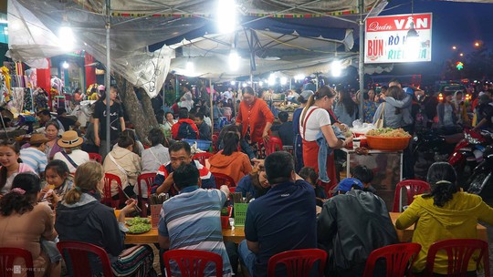 Biển người chen chân ở chợ đêm Đà Lạt dịp lễ 30-4 - Ảnh 10.
