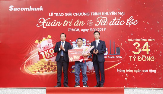 Sacombank trao giải 1 kg vàng cho người gửi tiết kiệm - Ảnh 1. Sacombank trao giải 1 kg vàng cho người gửi tiết kiệm - Ảnh 1.