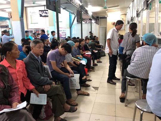 Người không có BHYT “méo mặt” vì giá viện phí - Ảnh 1.