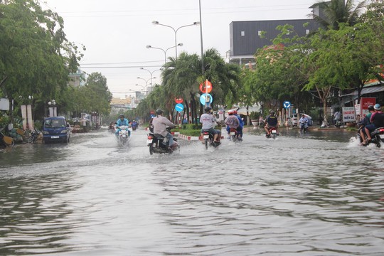 Sau cơn mưa trắng trời, CSGT Bạc Liêu giúp dân di chuyển trong biển nước  - Ảnh 2.