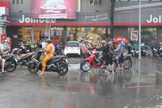Sau cơn mưa trắng trời, CSGT Bạc Liêu giúp dân di chuyển trong biển nước  - Ảnh 4.