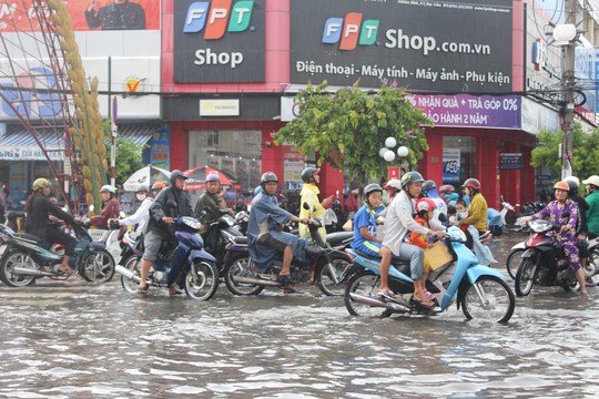 Sau cơn mưa trắng trời, CSGT Bạc Liêu giúp dân di chuyển trong biển nước  - Ảnh 5.