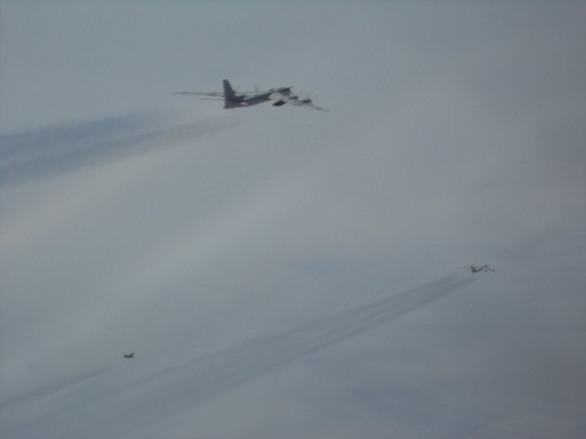 F-22 của Mỹ chặn 6 máy bay ném bom và chiến đấu của Nga - Ảnh 2.