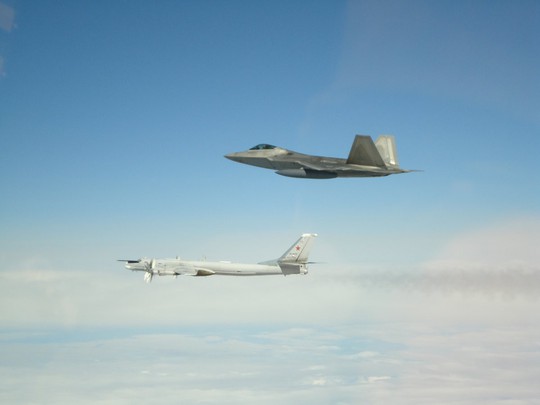 F-22 của Mỹ chặn 6 máy bay ném bom và chiến đấu của Nga - Ảnh 1.