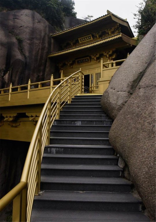 Ngỡ ngàng ngôi đền nặng 100 tấn nằm cheo leo giữa 2 đỉnh núi - Ảnh 6.