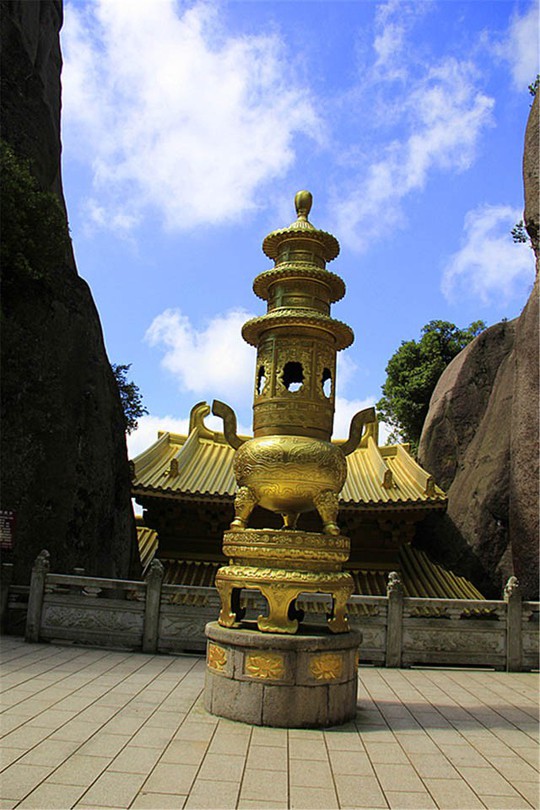 Ngỡ ngàng ngôi đền nặng 100 tấn nằm cheo leo giữa 2 đỉnh núi - Ảnh 7.