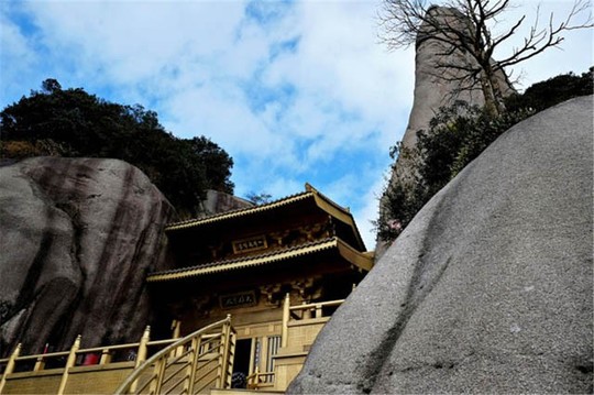 Ngỡ ngàng ngôi đền nặng 100 tấn nằm cheo leo giữa 2 đỉnh núi - Ảnh 3.