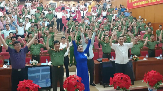Clip: Bộ trưởng Nguyễn Thị Kim Tiến mời Bộ trưởng Công an Tô Lâm tập thể dục giữa buổi họp - Ảnh 1.