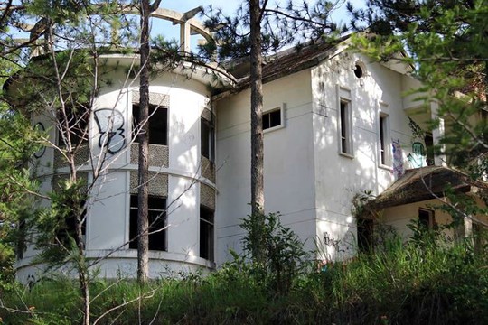 Hàng chục biệt thự nghỉ dưỡng bị bỏ hoang trên đồi thông Đà Lạt - Ảnh 2.