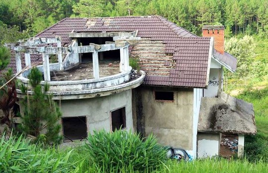 Hàng chục biệt thự nghỉ dưỡng bị bỏ hoang trên đồi thông Đà Lạt - Ảnh 3.