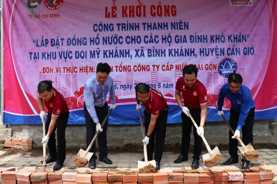 Gắn đồng hồ nước miễn phí cho các hộ gia đình khó khăn tại Cần Giờ - Ảnh 1.