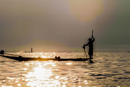 Những ngôi làng nổi trên mặt nước ở Myanmar - Ảnh 1.