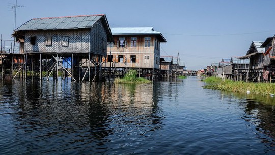 Những ngôi làng nổi trên mặt nước ở Myanmar - Ảnh 2.