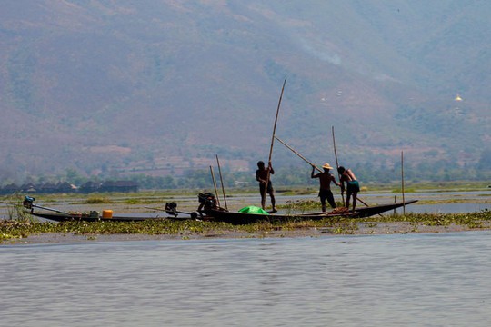 Những ngôi làng nổi trên mặt nước ở Myanmar - Ảnh 11.