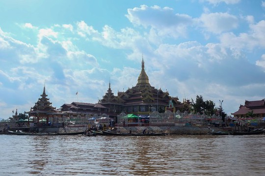 Những ngôi làng nổi trên mặt nước ở Myanmar - Ảnh 7.