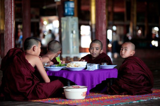 Những ngôi làng nổi trên mặt nước ở Myanmar - Ảnh 8.