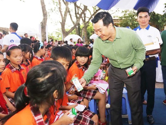 Trao tặng 44.709 ly sữa cho trẻ em Hưng Yên - Ảnh 2.