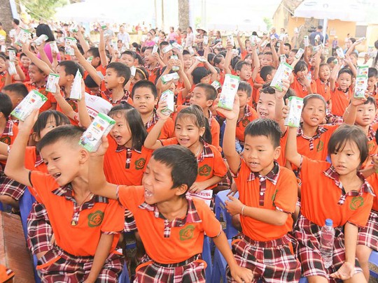 Trao tặng 44.709 ly sữa cho trẻ em Hưng Yên - Ảnh 3.