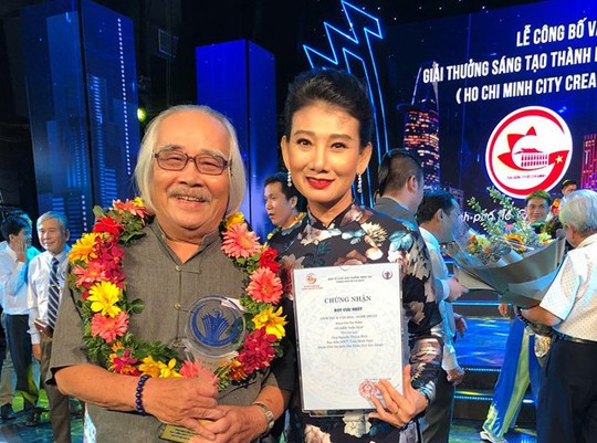 Đạo diễn Trần Minh Ngọc xúc động đón nhận giải thưởng Sáng tạo - Ảnh 1.