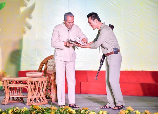 Đạo diễn Trần Minh Ngọc xúc động đón nhận giải thưởng Sáng tạo - Ảnh 3.