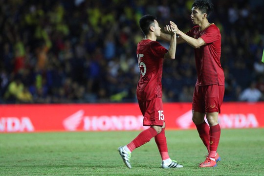 Công Phượng đá hỏng 11 m, Việt Nam xếp nhì Kings Cup - Ảnh 2.