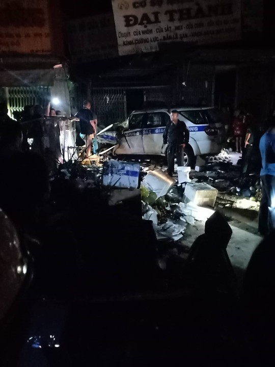 Xe CSGT tông vào tiệm vàng, 1 người dân bị thương - Ảnh 4.