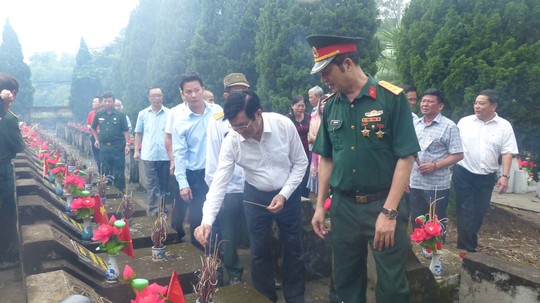 Nguyên Chủ tịch nước Trương Tấn Sang thắp hương tri ân các liệt sĩ trước ngày Giỗ trận Vị Xuyên - Ảnh 5.
