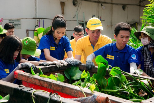 Một ngày làm sạch môi trường cùng Á hậu Hoàng Thùy - Ảnh 1.