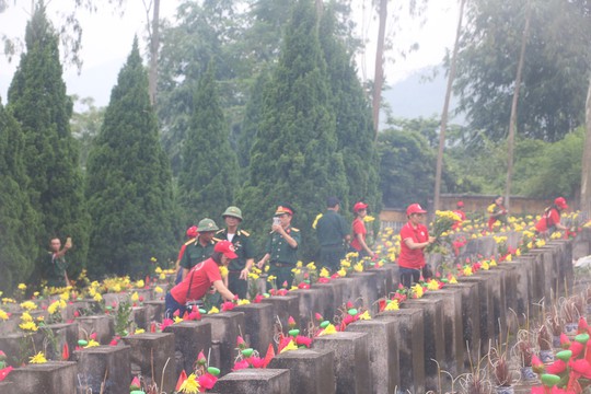 Nguyên Chủ tịch nước Trương Tấn Sang thắp hương tri ân các liệt sĩ trước ngày Giỗ trận Vị Xuyên - Ảnh 10.
