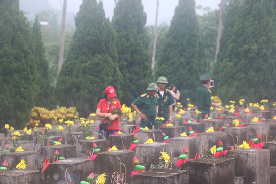 Nguyên Chủ tịch nước Trương Tấn Sang thắp hương tri ân các liệt sĩ trước ngày Giỗ trận Vị Xuyên - Ảnh 11.