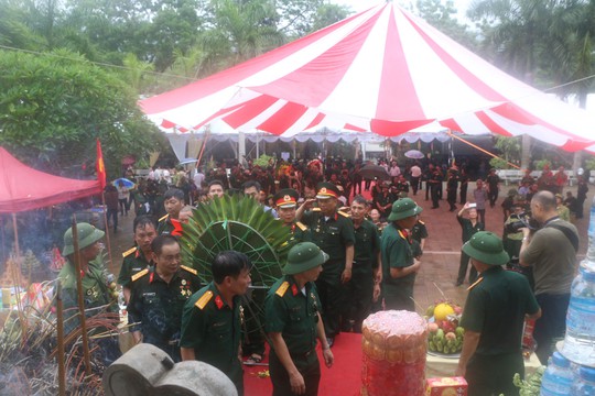 Nguyên Chủ tịch nước Trương Tấn Sang thắp hương tri ân các liệt sĩ trước ngày Giỗ trận Vị Xuyên - Ảnh 13.
