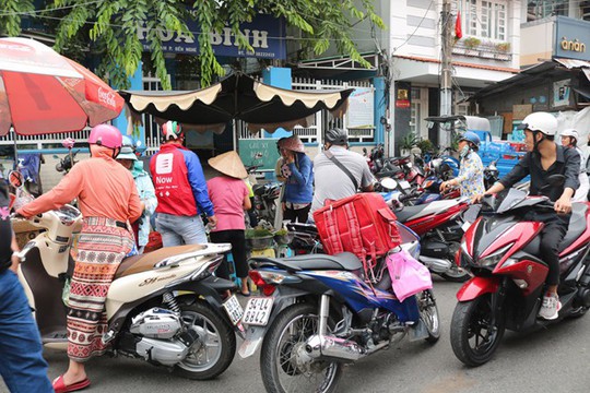 Người Sài Gòn phát sốt với xôi vò nguyên múi sầu riêng khủng - Ảnh 2.