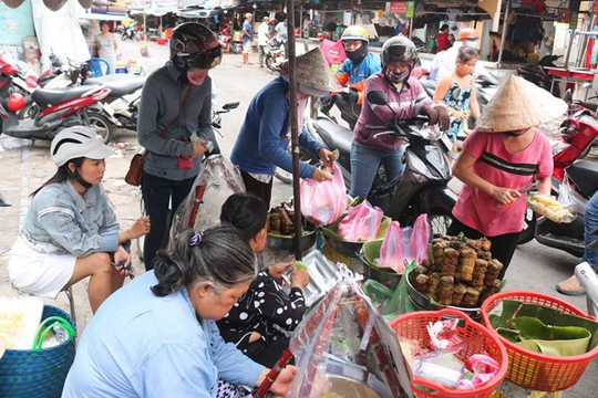 Người Sài Gòn phát sốt với xôi vò nguyên múi sầu riêng khủng - Ảnh 3.