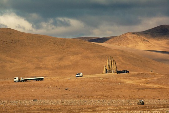 Check-in ‘cực đỉnh’ cùng bàn tay khổng lồ mọc giữa sa mạc - Ảnh 2.