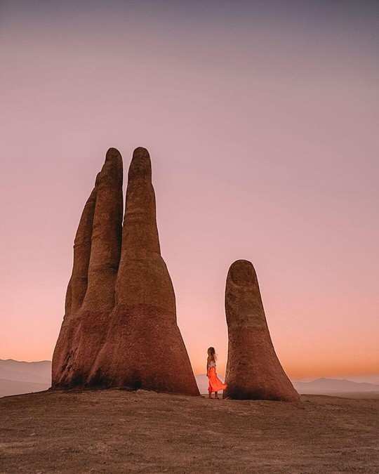 Check-in ‘cực đỉnh’ cùng bàn tay khổng lồ mọc giữa sa mạc - Ảnh 11.