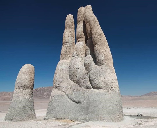 Check-in ‘cực đỉnh’ cùng bàn tay khổng lồ mọc giữa sa mạc - Ảnh 5.