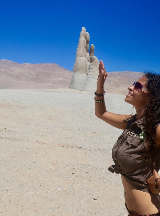 Check-in ‘cực đỉnh’ cùng bàn tay khổng lồ mọc giữa sa mạc - Ảnh 7.