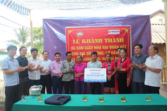 Vietbank trao tặng 2 căn nhà tình nghĩa - Ảnh 1.