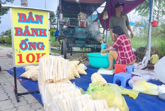 Chiếc xe máy cũ, tiếng máy nổ, cái bánh ống giòn rụm cứ thế níu chân người - Ảnh 2.