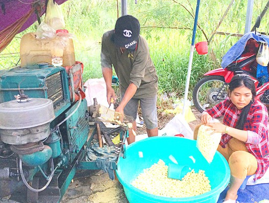 Chiếc xe máy cũ, tiếng máy nổ, cái bánh ống giòn rụm cứ thế níu chân người - Ảnh 1.