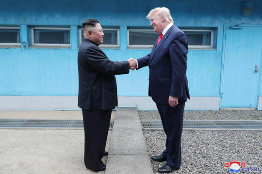 Phản ứng bất ngờ của ông Trump trước vụ Triều Tiên phóng tên lửa - Ảnh 1.
