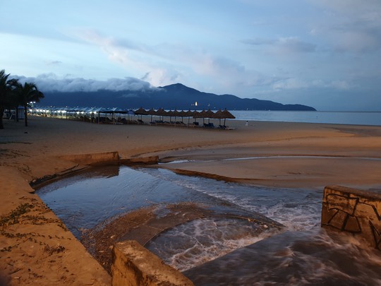 Sau cơn mưa, nước thải đen ngòm lại chảy tuôn xối xả ra biển Đà Nẵng - Ảnh 8.