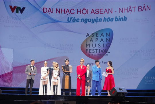 Đông Nhi, Noo Phước Thịnh cùng dàn sao châu Á bùng nổ trong Đại nhạc hội ASEAN-Nhật Bản - Ảnh 1.