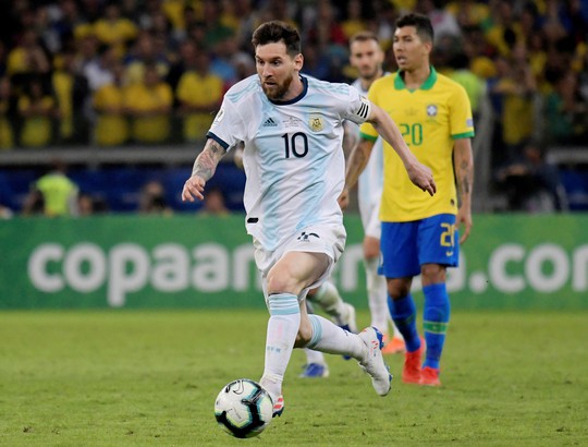 Bức xúc vì thua Brazil, Messi miệt thị trọng tài là bò đực - Ảnh 2.