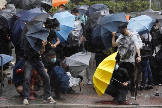 Hồng Kông đưa 23 người biểu tình ra toà - Ảnh 1.