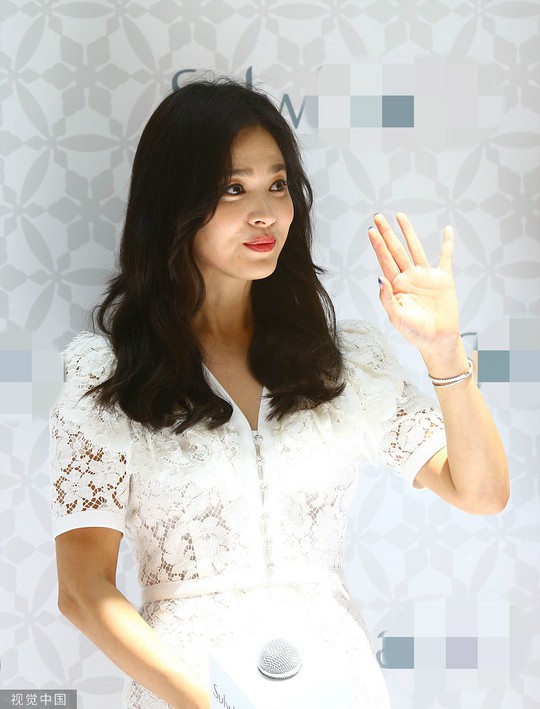 Song Hye Kyo gầy gò xuất hiện lần đầu sau ly hôn - Ảnh 7.