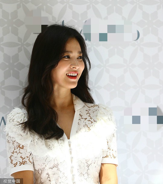 Song Hye Kyo gầy gò xuất hiện lần đầu sau ly hôn - Ảnh 5.